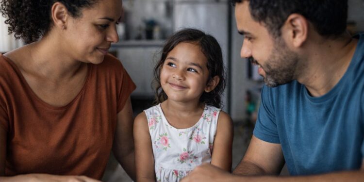Criança que pediu para mudar de nome ao lado dos pais