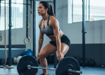 Uma mulher treinando CrossFit