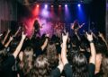 Pessoas em um show de uma banda no Dia Nacional do Heavy Metal