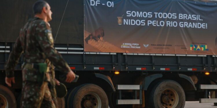 Dispensa do alistamento militar - imagem de um caminhão com um oficial passando em frente