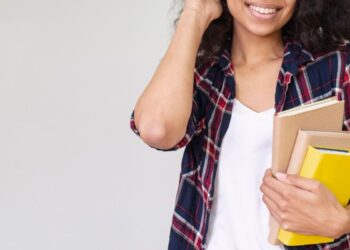 Uma estudante segura o material para estudar para o edital Unilab