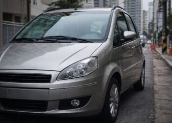 FIAT Idea estacionado na rua