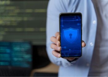 Um celular com cadeado, mostrando a proteção contra fraudes digitais