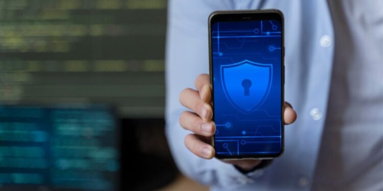 Um celular com cadeado, mostrando a proteção contra fraudes digitais