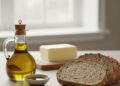 Gordura no café da manhã: azeite e manteiga ao lado do pão