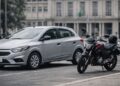 Um carro e uma moto que entram na Nova Isenção do IPVA em SP em 2026, estacionados na rua