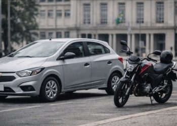 Um carro e uma moto que entram na Nova Isenção do IPVA em SP em 2026, estacionados na rua