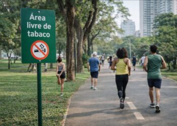 Placa em um parque público alerta sobre a Nova lei antitabagismo