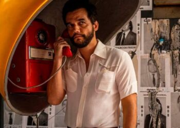 Wagner Moura em O Agente Secreto. Na cena ele fala em um orelhão