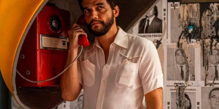 Wagner Moura em O Agente Secreto. Na cena ele fala em um orelhão