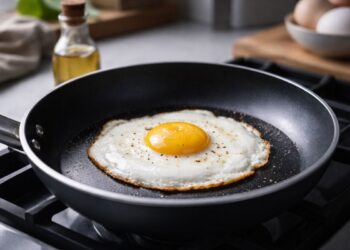 Um ovo na frigideira depois de ter colocado vinagre