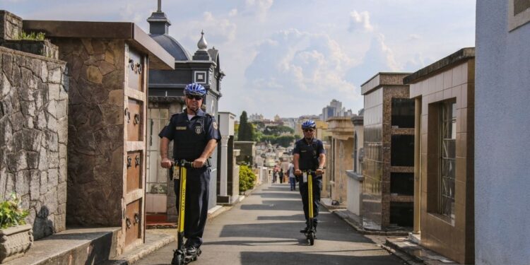 Dois guardas usando Patinete elétrico em via pública