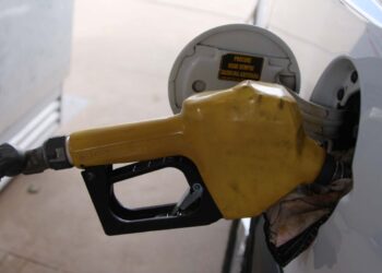 Uma bomba amarela usada em fraudes em postos de gasolina abastecendo o carro