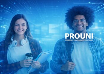Jovens com documentos do ProUni
