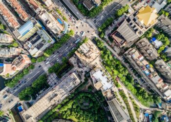 Uma cidade vista de cima onde há cobrança do IPTU