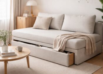 Um sofá-cama na sala de casa