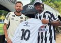 Kyan, novo jogador do Santos ao lado de Neymar, segurando a camisa 10