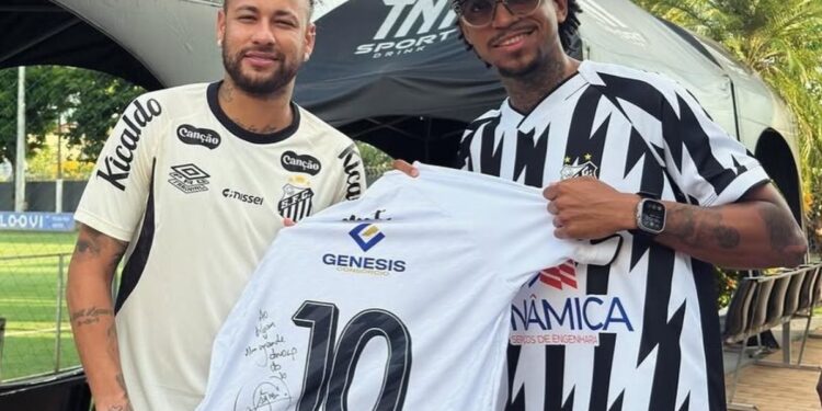 Kyan, novo jogador do Santos ao lado de Neymar, segurando a camisa 10