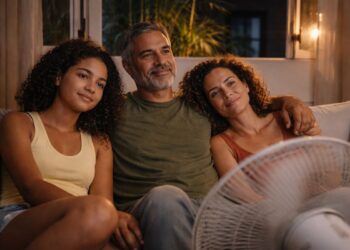 Uma família na sala de casa sem ar-condicionado