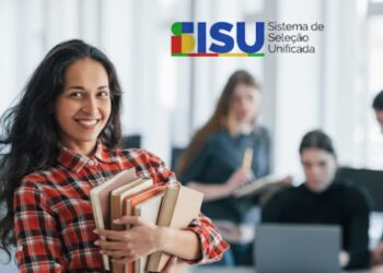 Uma jovem segura seus livros, ao fundo, um grupo se inscreve na lista de espera do SiSU 2026