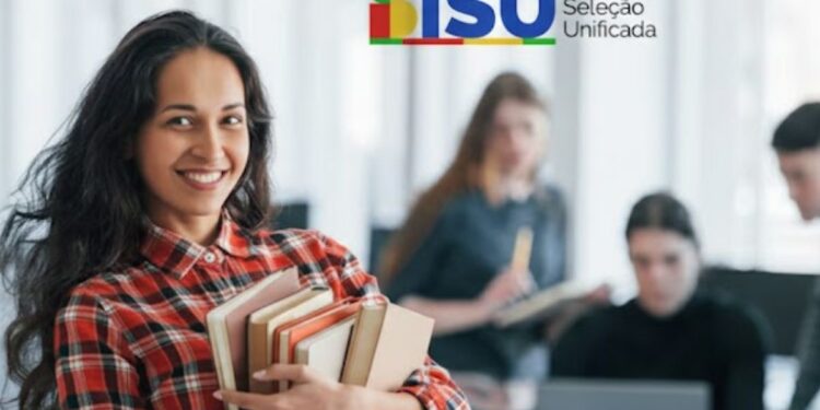 Uma jovem segura seus livros, ao fundo, um grupo se inscreve na lista de espera do SiSU 2026