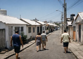 Uma com telhas brancas e alguns brasileiros na rua