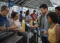 Pessoas acessando o transporte digital pela catraca