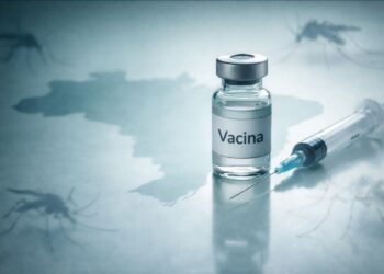 Um frasco de vacina Qdenga