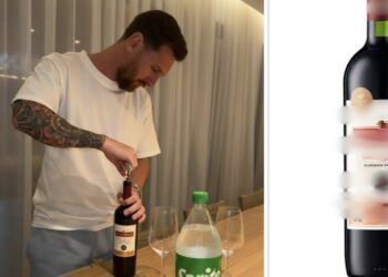 Messi abrindo uma garrafa de vinho com sprite na mesa em uma garrafa de 2 litros