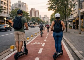 Pessoas usando capacetes para andar de patinete elétrico