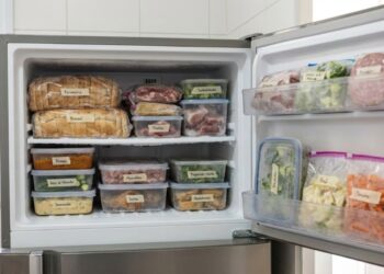 Imagem de um congelador da pessoa que aprendeu a congelar pão e outros alimentos