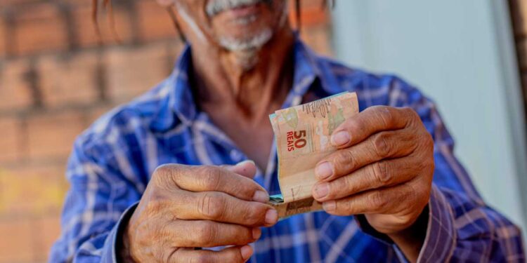 INSS 2026: aposentados e pensionistas podem pedir novo ressarcimento