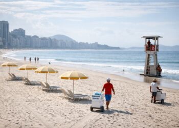 Praia com guarda-sol nas praias