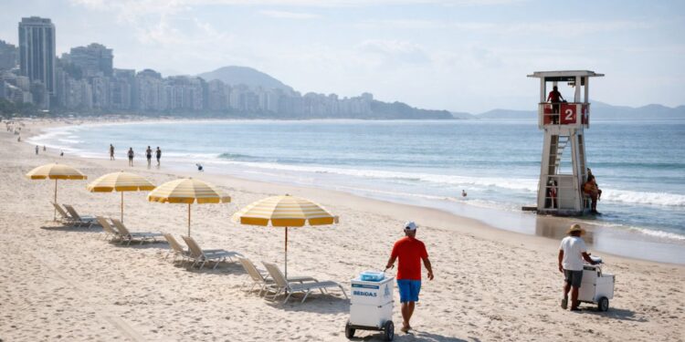 Praia com guarda-sol nas praias