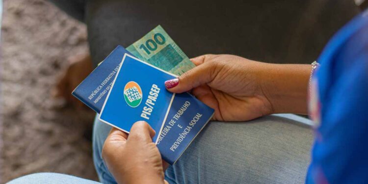 Novo abono de até R$ 1.621 é liberado para os trabalhadores brasileiros