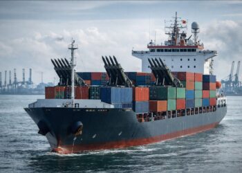 Um porta-contêineres chinês no mar