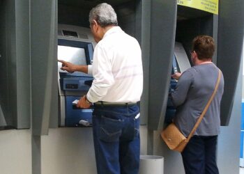 Idosos no banco sacando seu dinheiro após a regra de aposentadoria