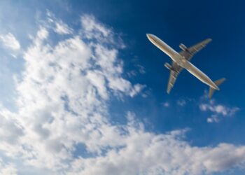 Um avião representando um brasileiro indo para Europa em busca de oportunidades