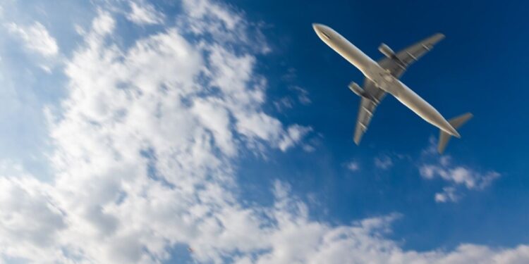 Um avião representando um brasileiro indo para Europa em busca de oportunidades