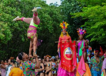 Pessoas felizes no carnaval de rua