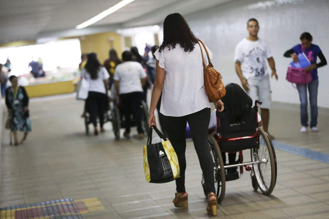 Brasília - A Coordenação de Pessoas com Deficiência (Promodef) do DF realiza atividades em comemoração ao Dia Nacional de Luta da Pessoa com Deficiência, na estação 112 Sul do metrô (Marcelo Camargo/Agência Brasil)