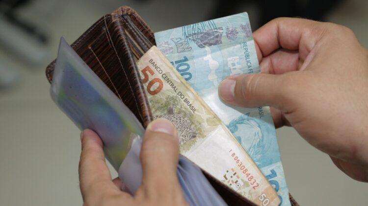 Trabalhadores CLT recebem lucro recorde do FGTS; veja se você está no lote