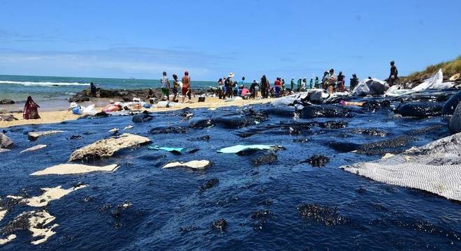 Editada medida que auxilia pescadores atingidos com óleo nas praias