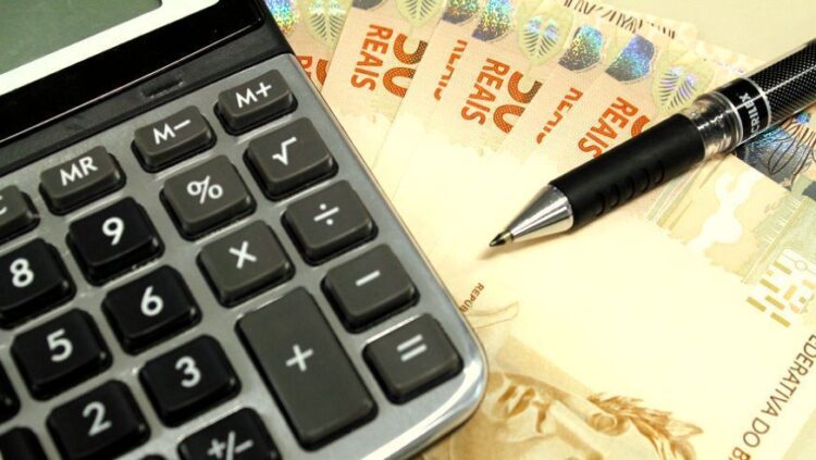 Calculadora de Hora Extra 2026: Simule o valor com 50% e 100%
