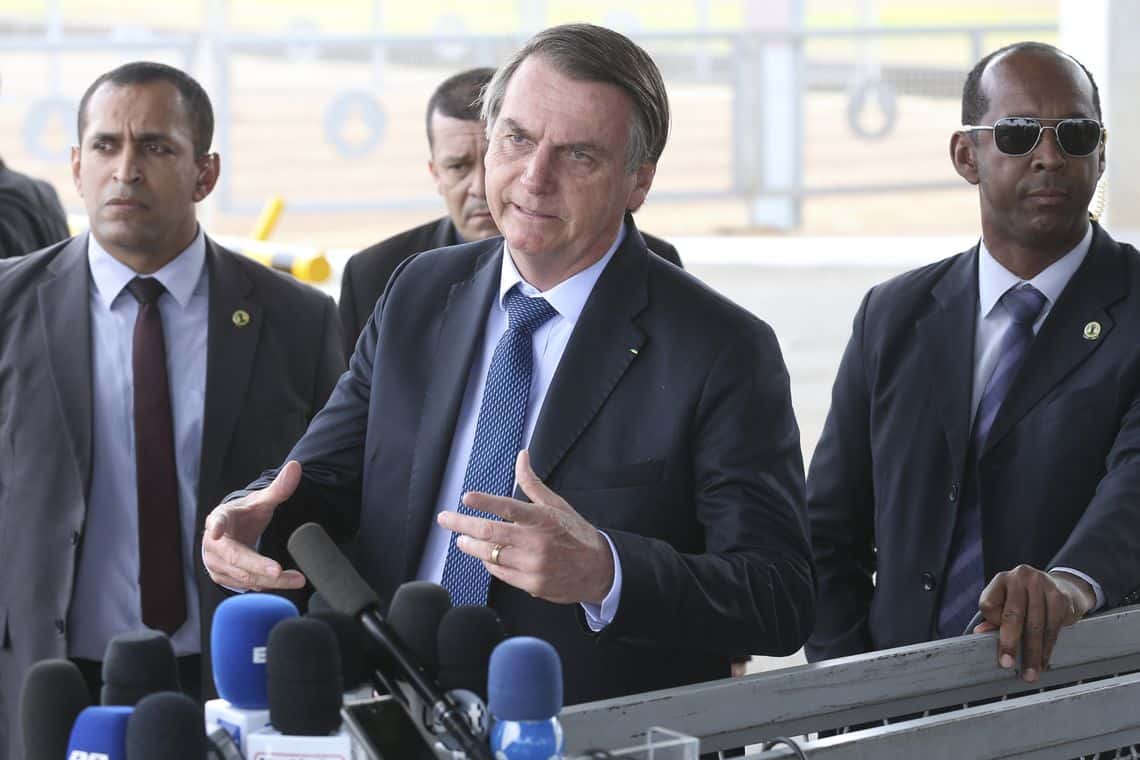 Bolsonaro volta a falar sobre reaberturas de comércios e fim do isolamento 