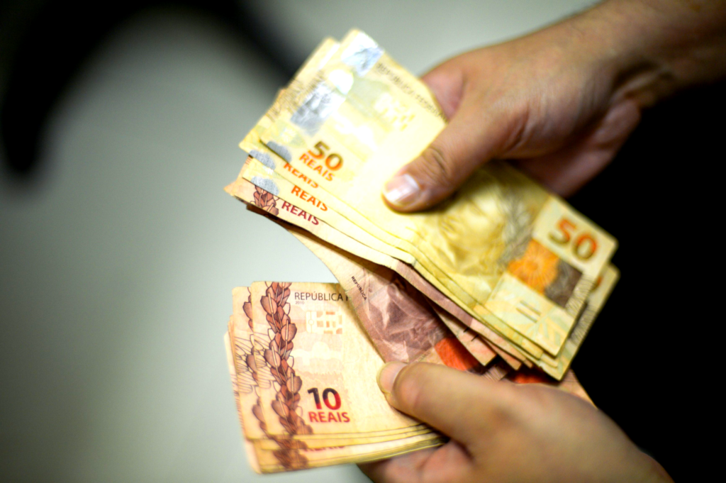 Salário mínimo de novembro teria que alcançar mais de R$4 mil para sustentar famílias, diz Dieese 