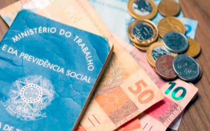 Bolsonaro NEGA aumento no salário mínimo para 2021 após aperto no orçamento