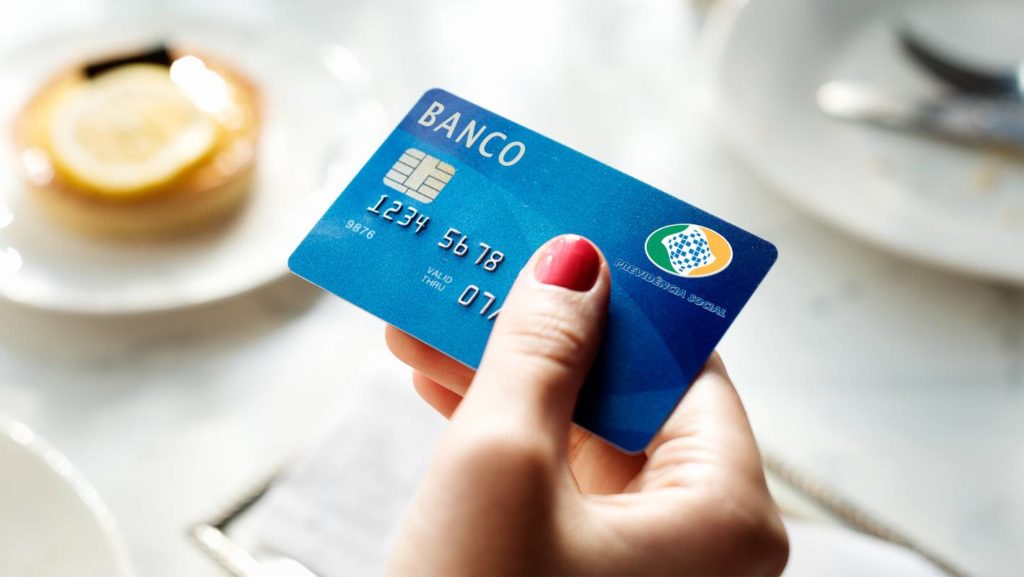 Aposentados do INSS ganham MAIS limite para usar no cartão de crédito 
