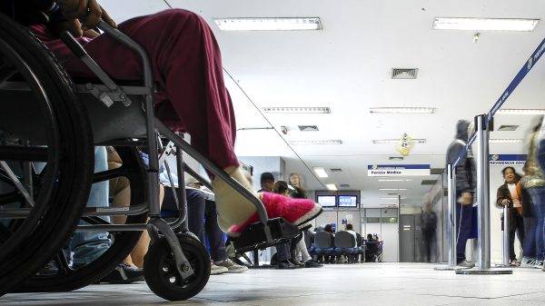 Auxílio doença cancela pagamento para quem ganha menos que R$1.045