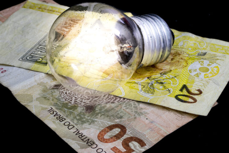 Governo vai gastar R$900 mi para pagar conta de luz de quem é baixa renda